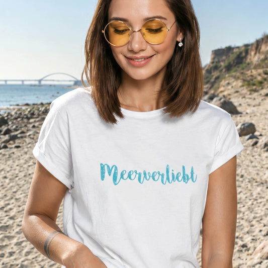 T-Shirt Meerverliebt Frau am Strand Fehrmarn