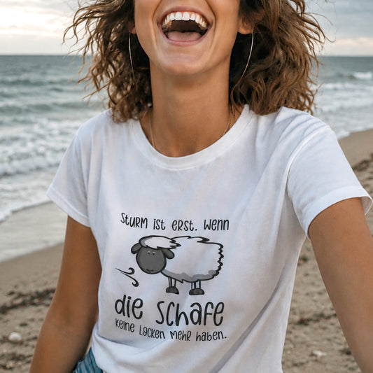 T-Shirt Schaf Frau glücklich im Wind