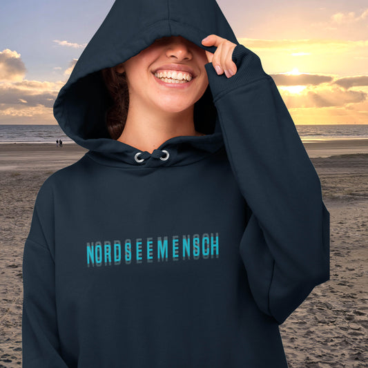 Frau im Nordseemensch Hoodie am Strand