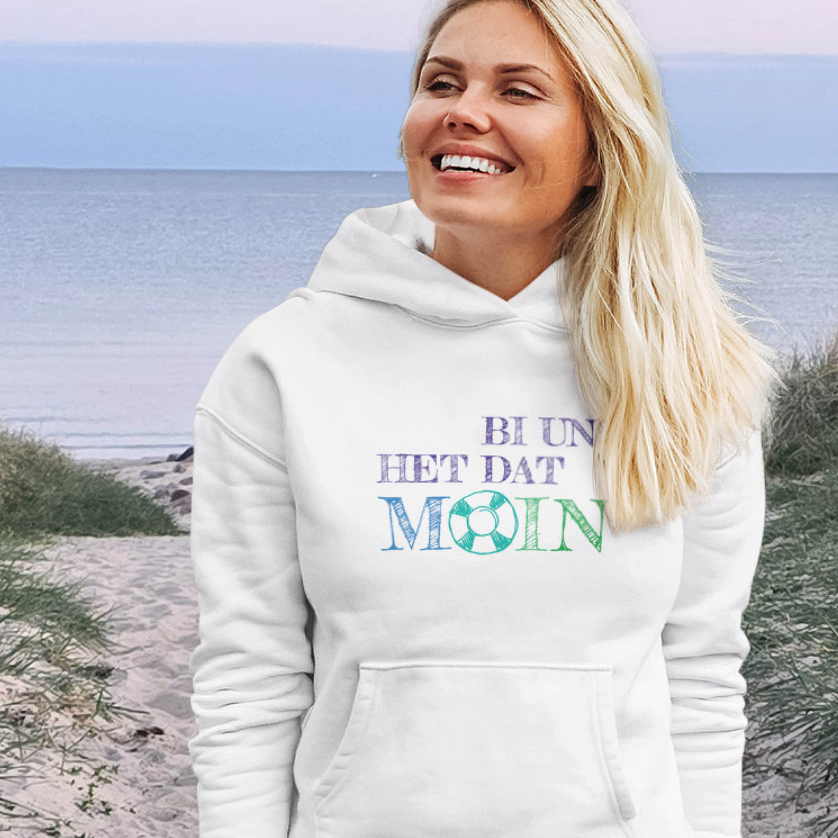 Frau im Hoodie Bi und het dat Moin